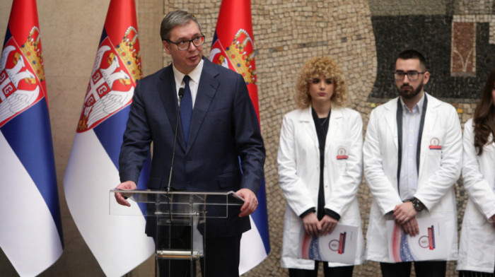 Vučić uručio ugovore najboljim diplomcima medicinskih fakulteta: "Molim vas da budete primer i uzor svim mladima"