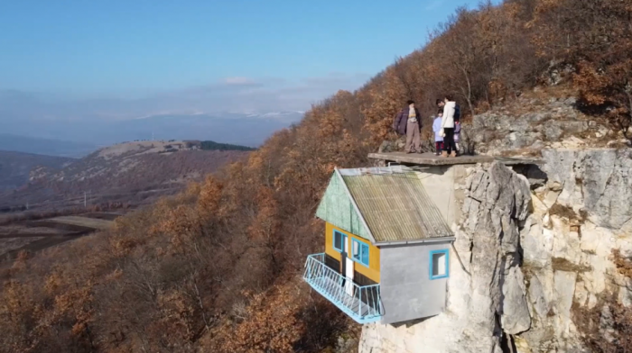 "Majstor Mikina kućica koja lebdi u vazduhu" - građevinski fenomen i turistička atrakcija Bele Palanke i Srbije ( FOTO)