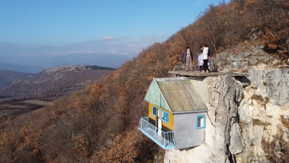 "Majstor Mikina kućica koja lebdi u vazduhu" - građevinski fenomen i turistička atrakcija Bele Palanke i Srbije ( FOTO)