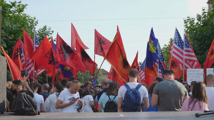 Hapšenja zbog srpskih obeležja, ali ne i albanskih: Čije zastave su na KiM dozvoljena dekoracija, a čije su "zabranjene"