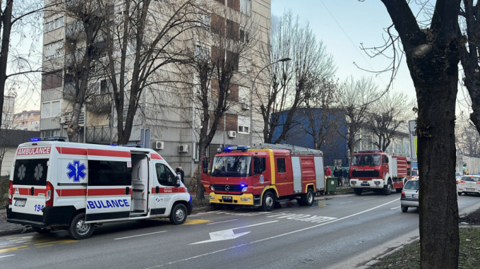 Čačak: Požar u višespratnici stavljen pod kontrolu, policija privela jednu osobu