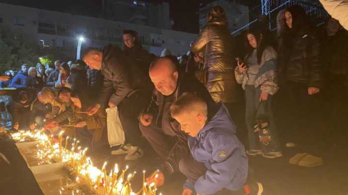 Građani u Podgorici i Cetinju pale sveće: Opraštaju se od stradalih sugrađana, među okupljenima Spajić i Milatović