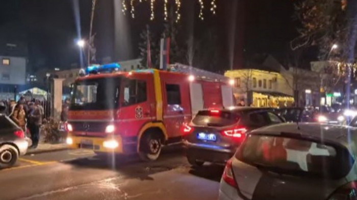 Požar u šabačkoj crkvi tokom večernje službe: Zapalio se deo prostora za paljenje sveća, vatrogasci na licu mesta VIDEO