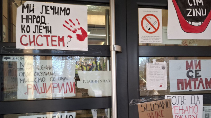 Protest na Medicinskom fakultetu u Nišu: Studenti nezadovoljni zbog odluke da se održi januarski rok