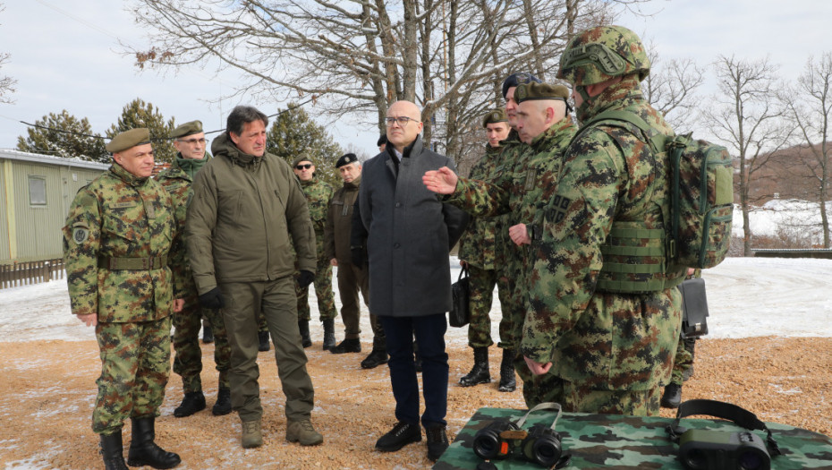 Vučević obišao pripadnike Vojske Srbije u Kopnenoj zoni bezbednosti