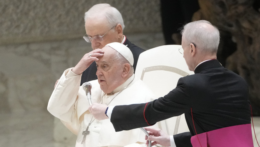 Papa Franja se oporavlja od obostrane upale pluća, trenutno nema temperaturu