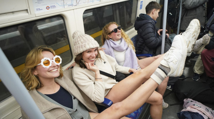 Donji veš umesto pantalona usred ciče zime: Nesvakidašnja pojava u londonskom metrou (FOTO)