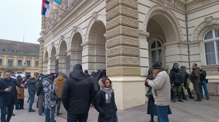 Novosadska opozicija upala u Gradsku kuću, policija ih izbacila