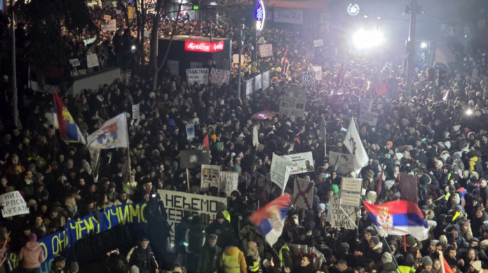 Protest studenata ispred RTS-a: Petnaest minuta ćutanja pa buka - "Naše pravo da znamo sve"