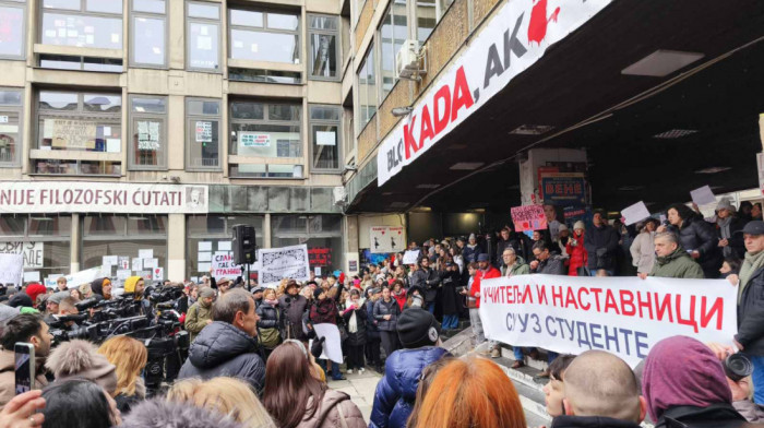 Protest studenata i dela prosvetnih radnika na platou ispred Filozofskog fakulteta