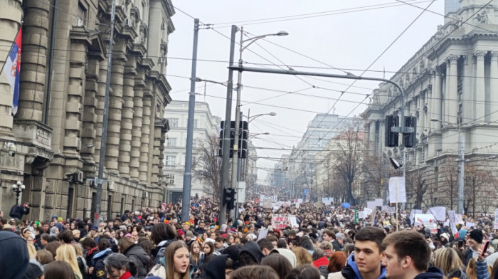 Protesti studenata i đaka na više lokacija: Deo institucija i radnji obustavio rad, vlast poziva na mir i strpljenje