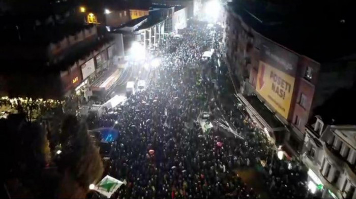 Veliki broj građana na skupu u Jagodini, ulice u centru zatvorene za saobraćaj (VIDEO)