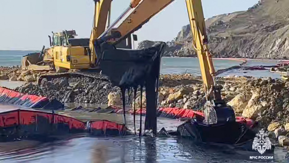 Na obali Crnog mora na 17 lokacija ponovo na obalu izbačen mazut sa potonulih tankera