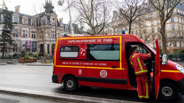 Pariz: Veliki požar zahvatio zgradu opštine 12. arondismana, toran preti  da se sruši