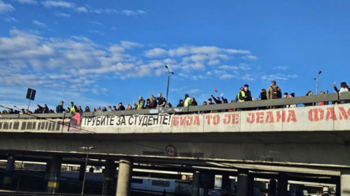 Studenti proveli noć na Autokomandi, završena 24-časovna blokada