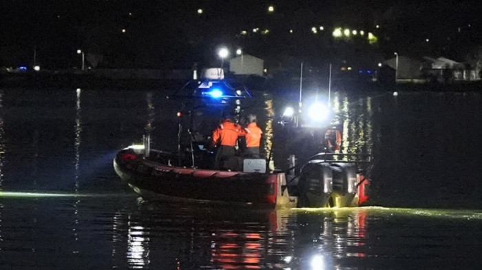 Mlazni avion američke mornarice srušio se u okean kod San Dijega, oba pilota spasena i nepovređena