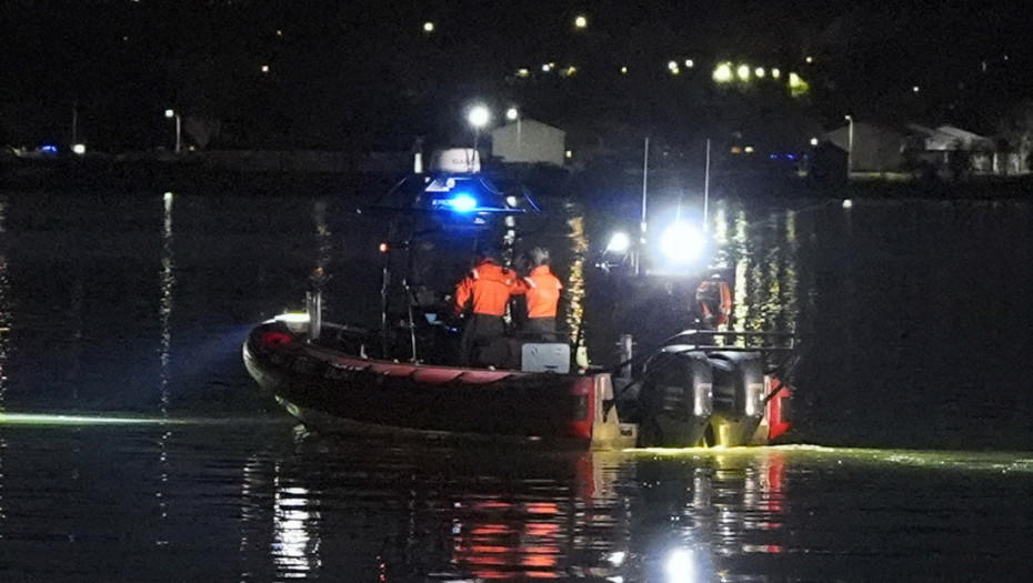 Mlazni avion američke mornarice srušio se u okean kod San Dijega, oba pilota spasena i nepovređena