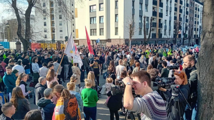 Studenti koji blokiraju fakultete krenuli su peške iz Beograda za Novi Sad, policija će obezbeđivati trasu šetnje