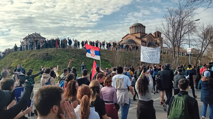 Studenti beogradskih fakulteta  nastavljaju šetaju do Novog Sada , noć proveli u Inđiji