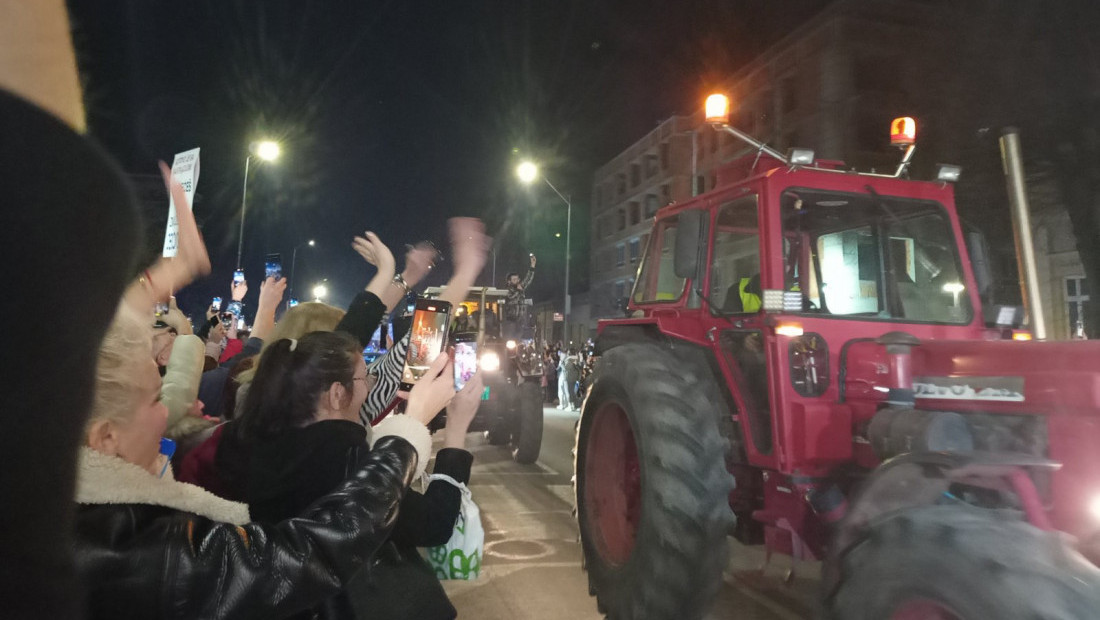 Studenti u blokadi, koji peške idu do Novog Sada, stigli u Inđiju, policija obezbeđuje trasu šetnje