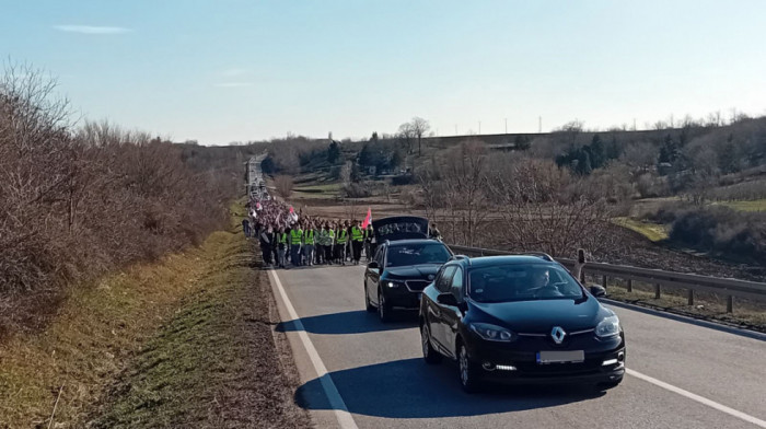 Studenti beogradskih fakulteta  nastavljaju šetnju do Novog Sada, noć proveli u Inđiji