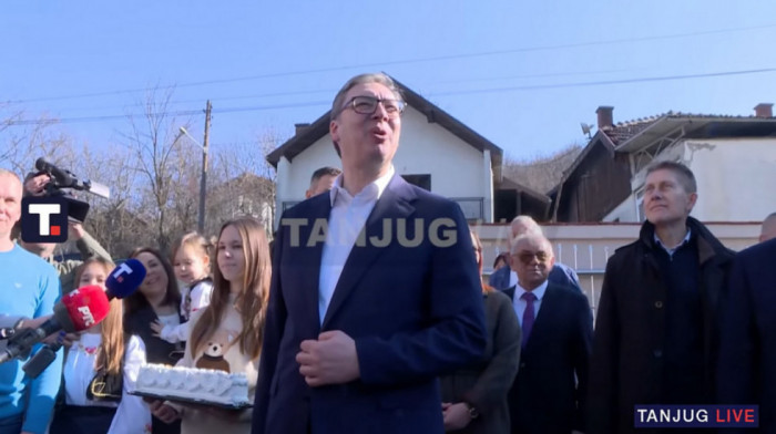 Vučić u poseti porodici Savković: Meštani sela Trnavci dočekali predsednika i izneli svoje probleme