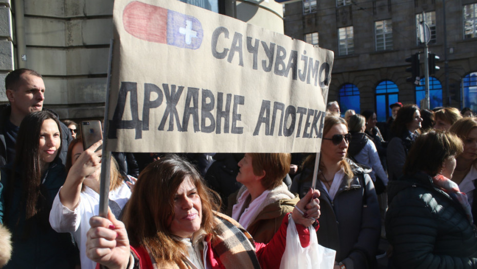 Protest zaposlenih u preduzeću Apoteke Beograd, raskrsnica Kralja Milana i Kneza Miloša bila blokirana