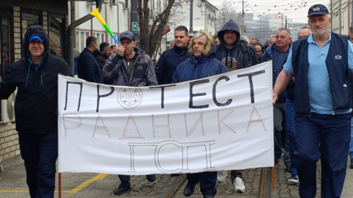 Protest radnika GSP-a: Do Skupštine grada nose četiri zahteva, tvrde da danas neće biti problema sa prevozom