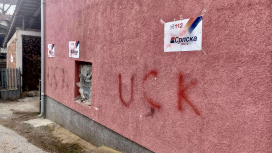 Na zidu kuće Nikole Jankovića u Kosovskoj Kamenici prešarani plakati Srpske liste i ispisani grafiti "UČK"