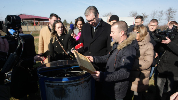 Vučić u poseti poljoprivrednom gazdinstvu u Novom Kneževcu