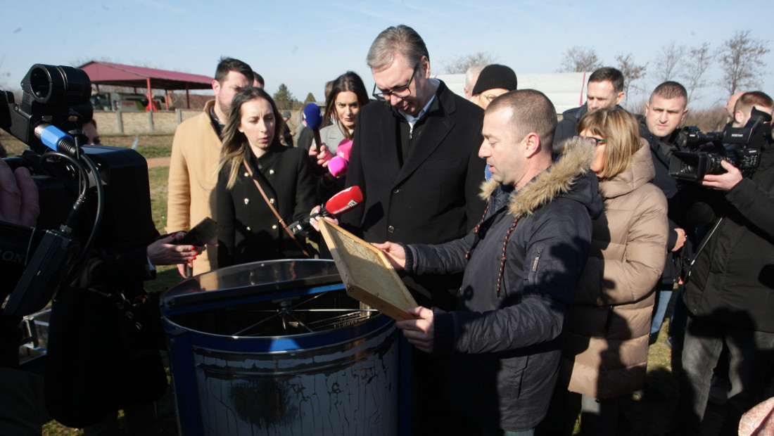 Vučić u poseti poljoprivrednom gazdinstvu u Novom Kneževcu