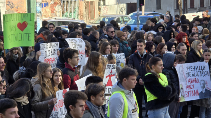 Građani, učenici i studenti širom Srbije odavali poštu stradalima u Novom Sadu