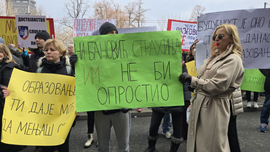 Protest neformalne grupe prosvetnih radnika ispred Ministarstva prosvete, odbijaju razgovor