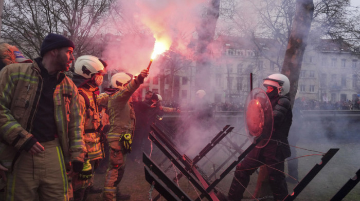 Oko 60.000 ljudi protestovalo u Briselu zbog penzionih reformi, policija upotrebila suzavac i vodeni top