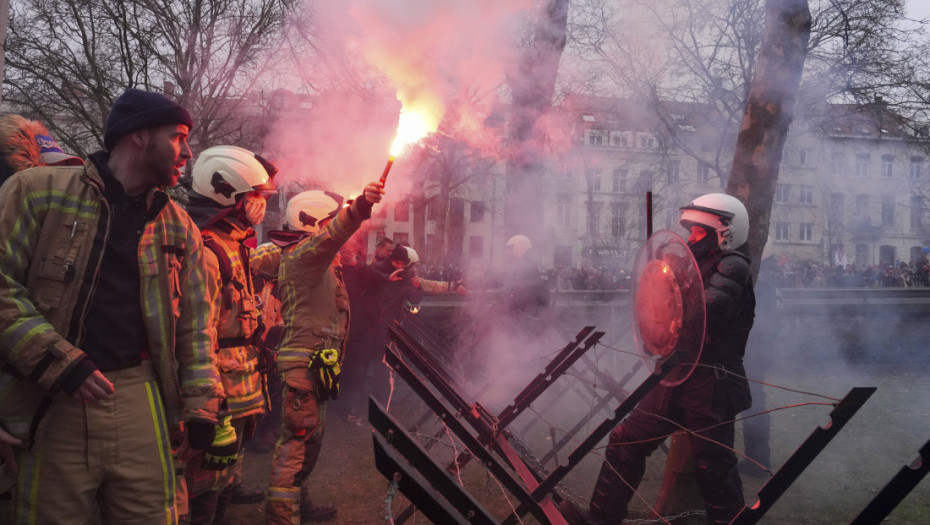 Oko 60.000 ljudi protestovalo u Briselu zbog penzionih reformi, policija upotrebila suzavac i vodeni top