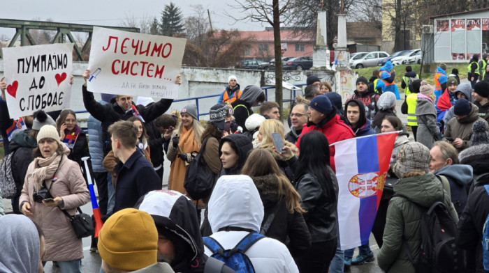 Tišinom u ponoć završena petnaestočasovna studentska blokada Lepeničkog bulevara u Kragujevcu