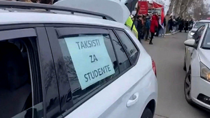 Taksisti vraćaju kućama studente koji su pešačili do Kragujevca