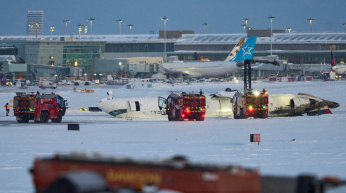 Avionska nesreća u Torontu: Zapanjujući snimci trenutka prevrtanja aviona i hrabra evakuacija putnika (VIDEO)