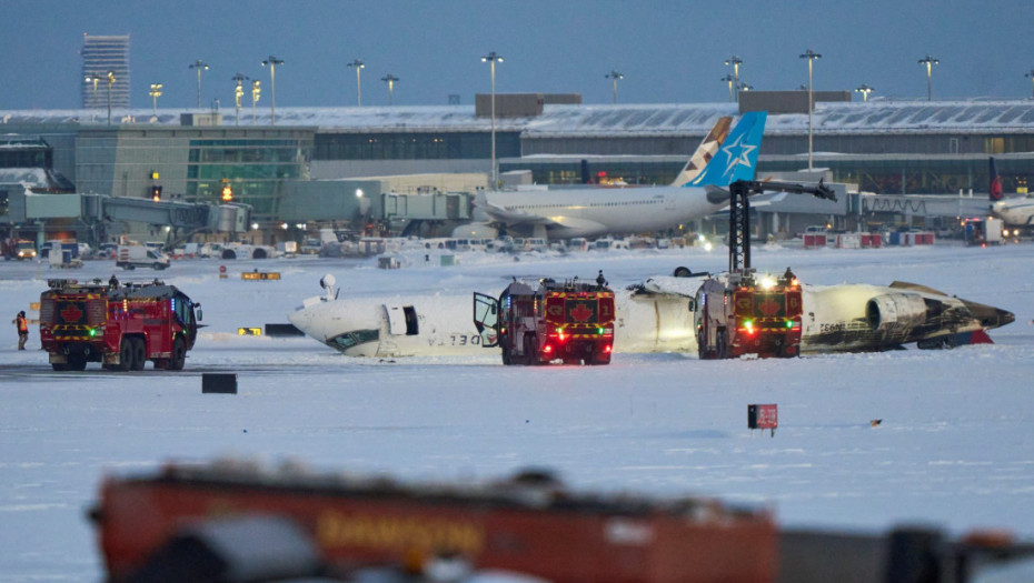 Avionska nesreća u Torontu: Zapanjujući snimci trenutka prevrtanja aviona i hrabra evakuacija putnika (VIDEO)