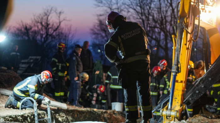 Kraj drame u Lazarevcu: Muškarac koji je bio zatrpan u kanalu izvučen na sigurno posle osam sati