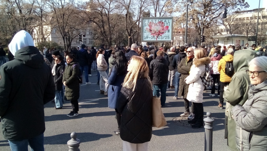 Građani širom Srbije odali poštu žrtvama u Novom Sadu, prosvetari protestovali ispred Ustavnog suda