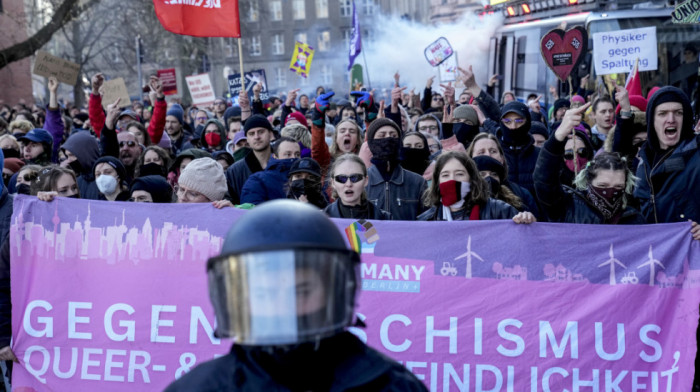 Levičari napali policiju u Berlinu: Izbio haos na maršu desničara, policajci koristili suzavac