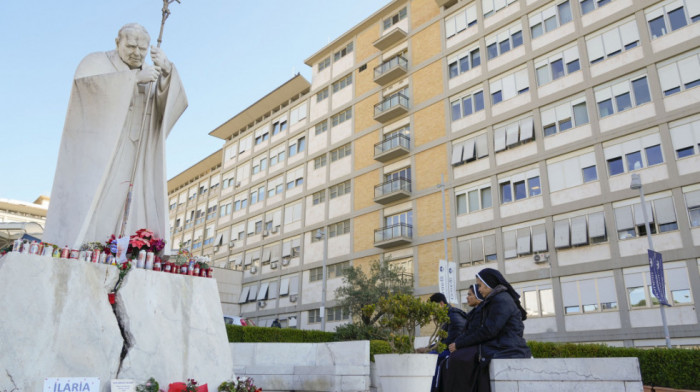 Papa Franja u stabilnom stanju, bez novih kriza vezanih za disanje