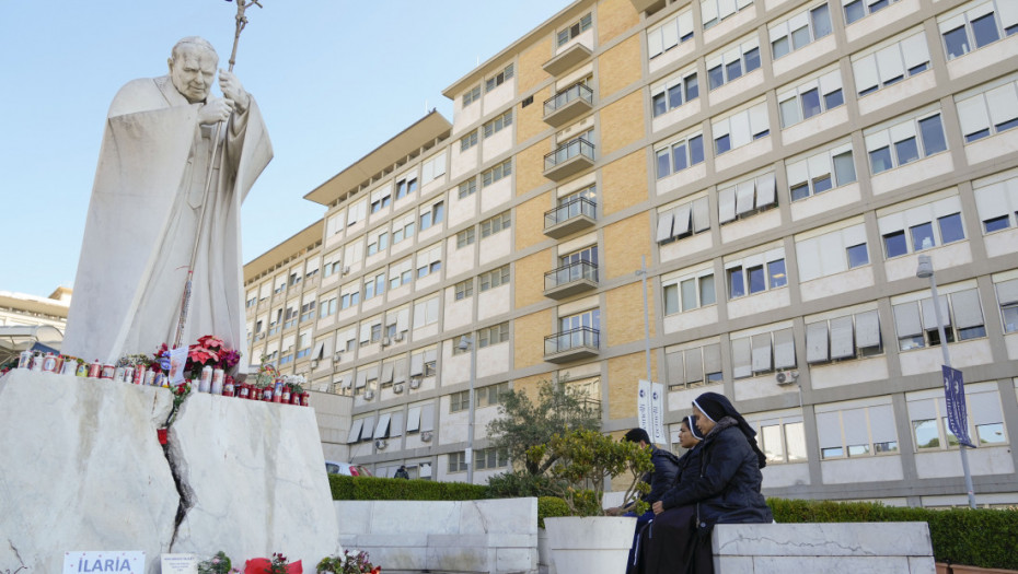 Vatikan saopštio u kakvom je stanju papa nakon noći provedene u bolnici