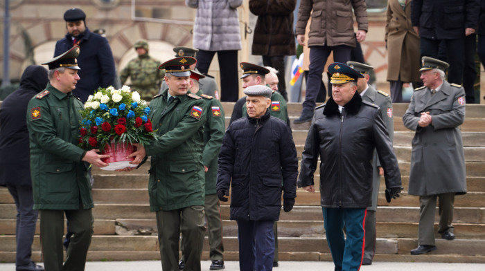 Ruski nacionalni praznik obeležen u Beogradu polaganjem venaca na Novom groblju