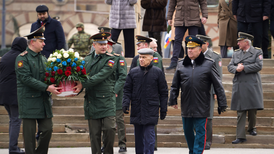 Ruski nacionalni praznik obeležen u Beogradu polaganjem venaca na Novom groblju