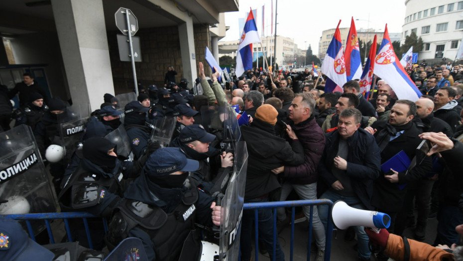 Novosadska policija: Netačni navodi da naši pripadnici nisu dozvolili opozicionim strankama da uđu u Skupštinu grada