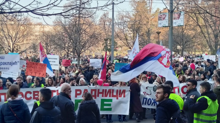 Protest prosvetnih radnika: Blokirana Nemanjina ulica u Beogradu