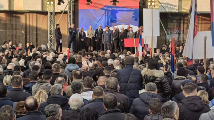 Počeo miting podrške institucijama RS u Banjaluci: Iznad grada kruži avion kao i tokom obeležavanja 9. januara