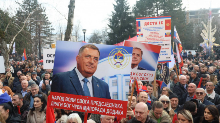 Održan miting podrške institucijama RS u Banjaluci: Iznad grada kružio avion kao i tokom obeležavanja 9. januara